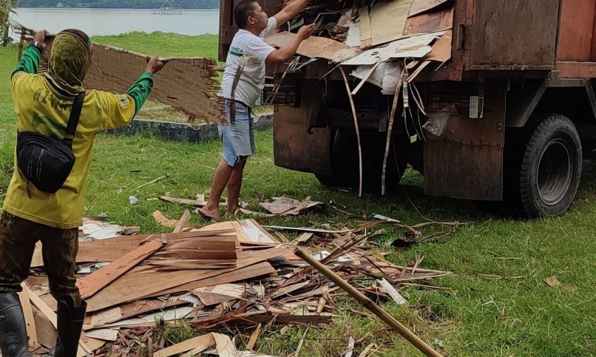Tim DLH Parepare Bersihkan dan Angkut Sampah Bongkaran di Taman Mattirotasi
